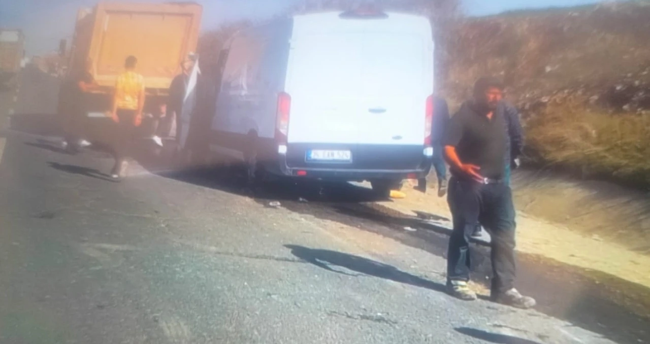 Minibüs kamyona arkadan çarptı: 1 yaralı