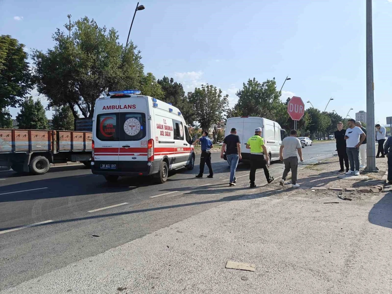 Minibüs kamyona arkadan çarptı: 1 yaralı
