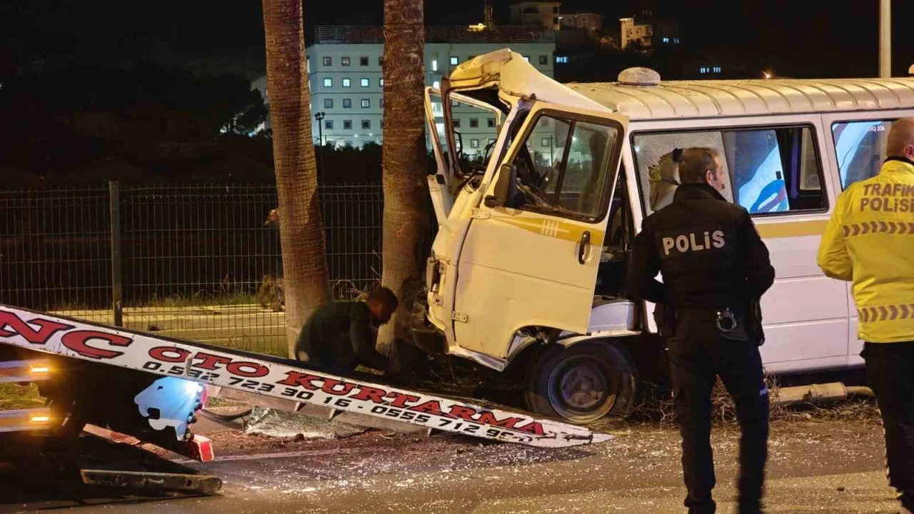 Minib&uuml;s ref&uuml;je &ccedil;ıktı: Alkoll&uuml; s&uuml;r&uuml;c&uuml; yaralandı

