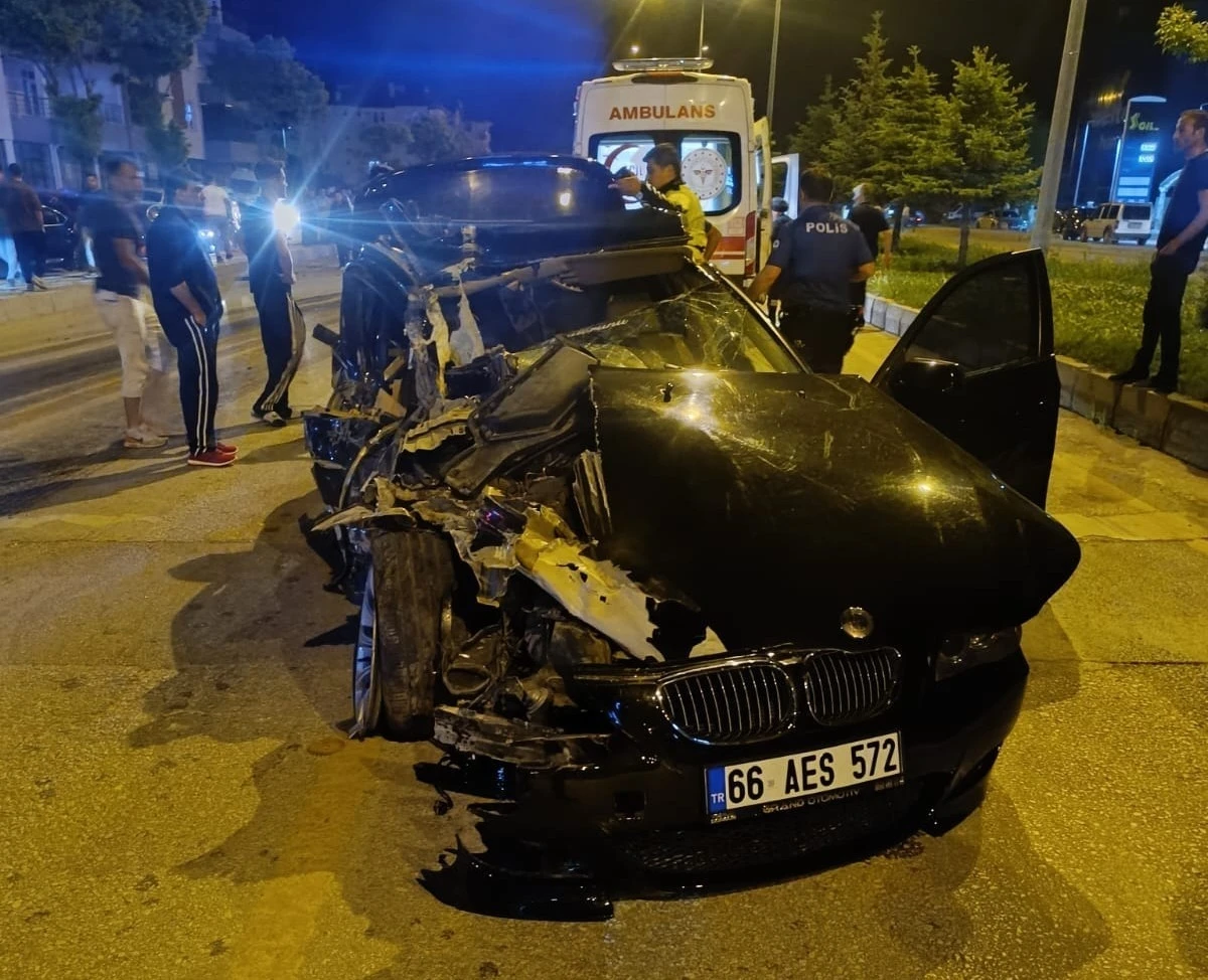 Minib&uuml;s ve otomobil &ccedil;arpıştı: 2 kişi yaralandı
