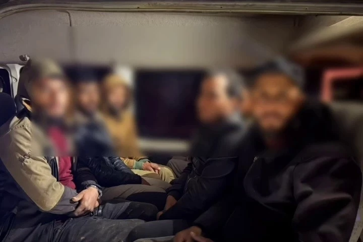 Minib&uuml;sle 14 g&ouml;&ccedil;meni ka&ccedil;ıran organizat&ouml;re 124 bin TL trafik cezası
