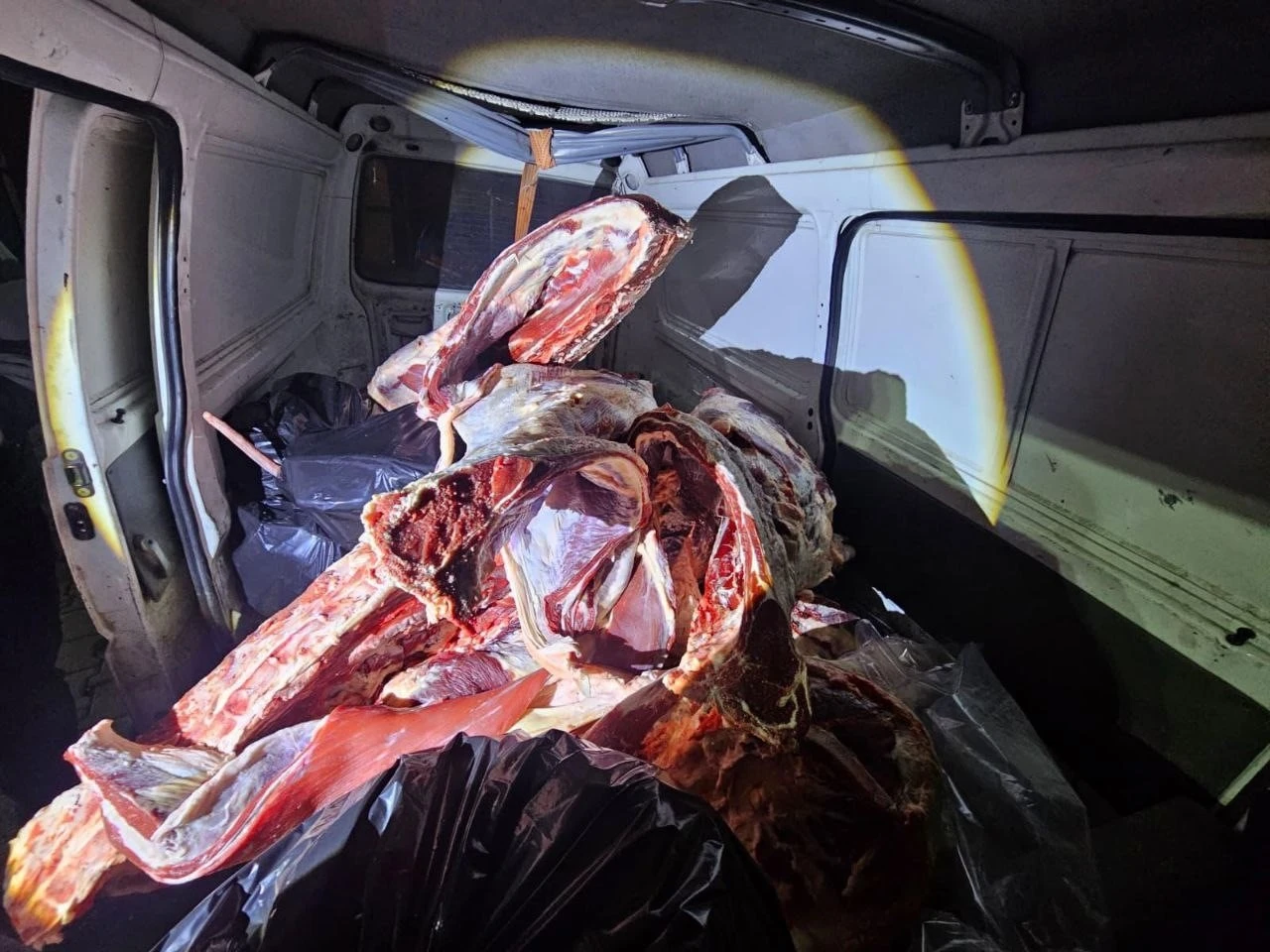 Minibüste menşei belirsiz 1 ton kırmızı et ele geçirildi

