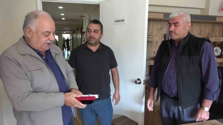 Minib&uuml;s&uuml;nde bulduğu 100 bin TL değerindeki altın dolu &ccedil;antayı sahibine ulaştırdı
