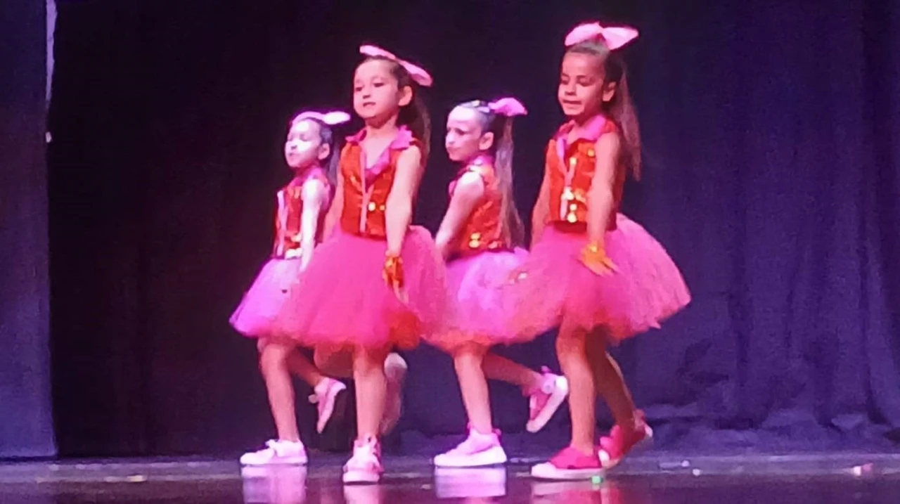Minik dansçılar sahnede göz doldurdu
