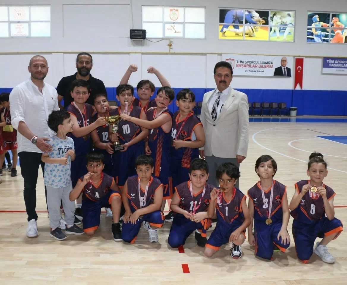 Minik devler parkede kıyasıya yarıştı
