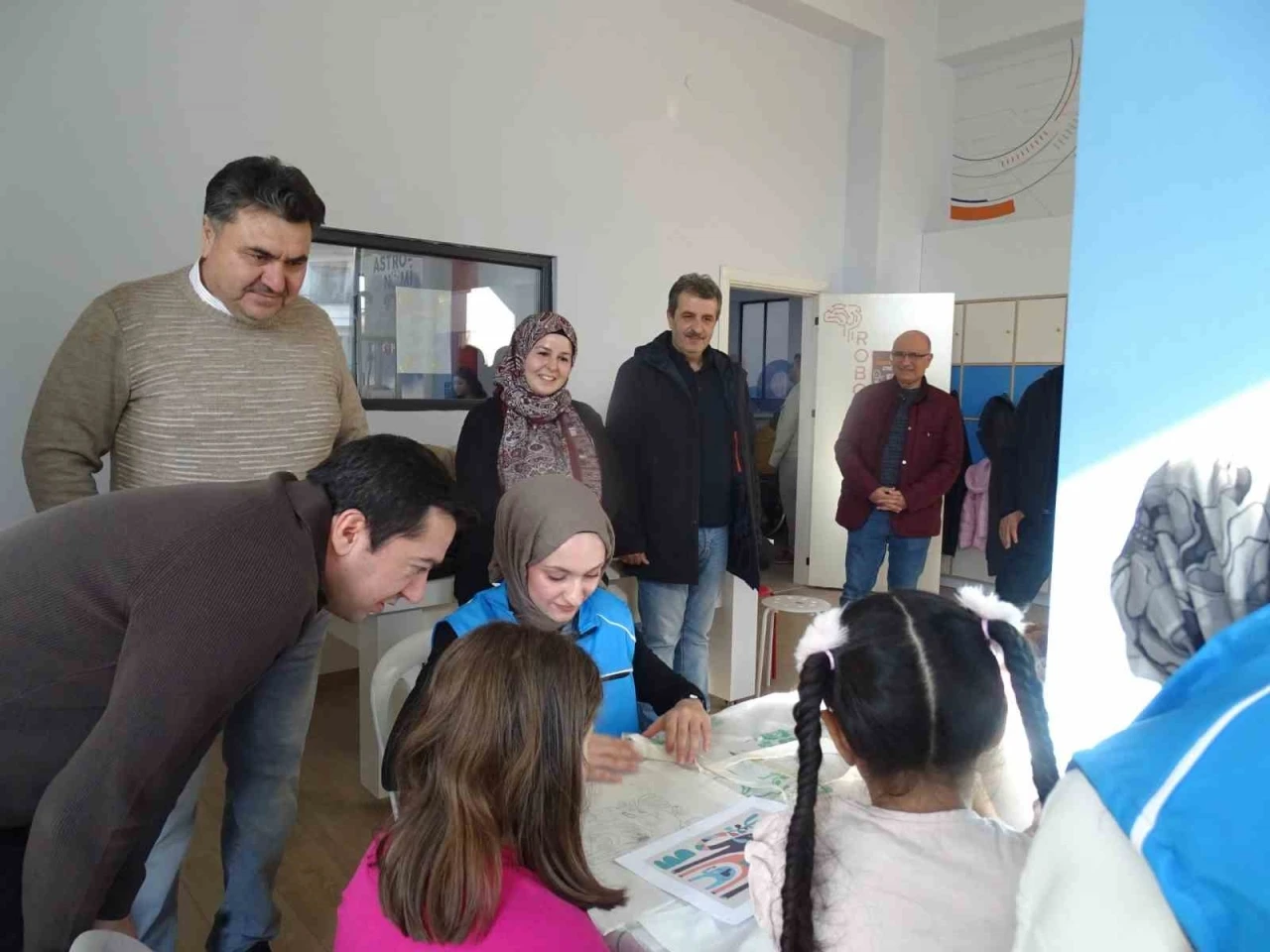 Minik eller aileleriyle birlikte &uuml;retti
