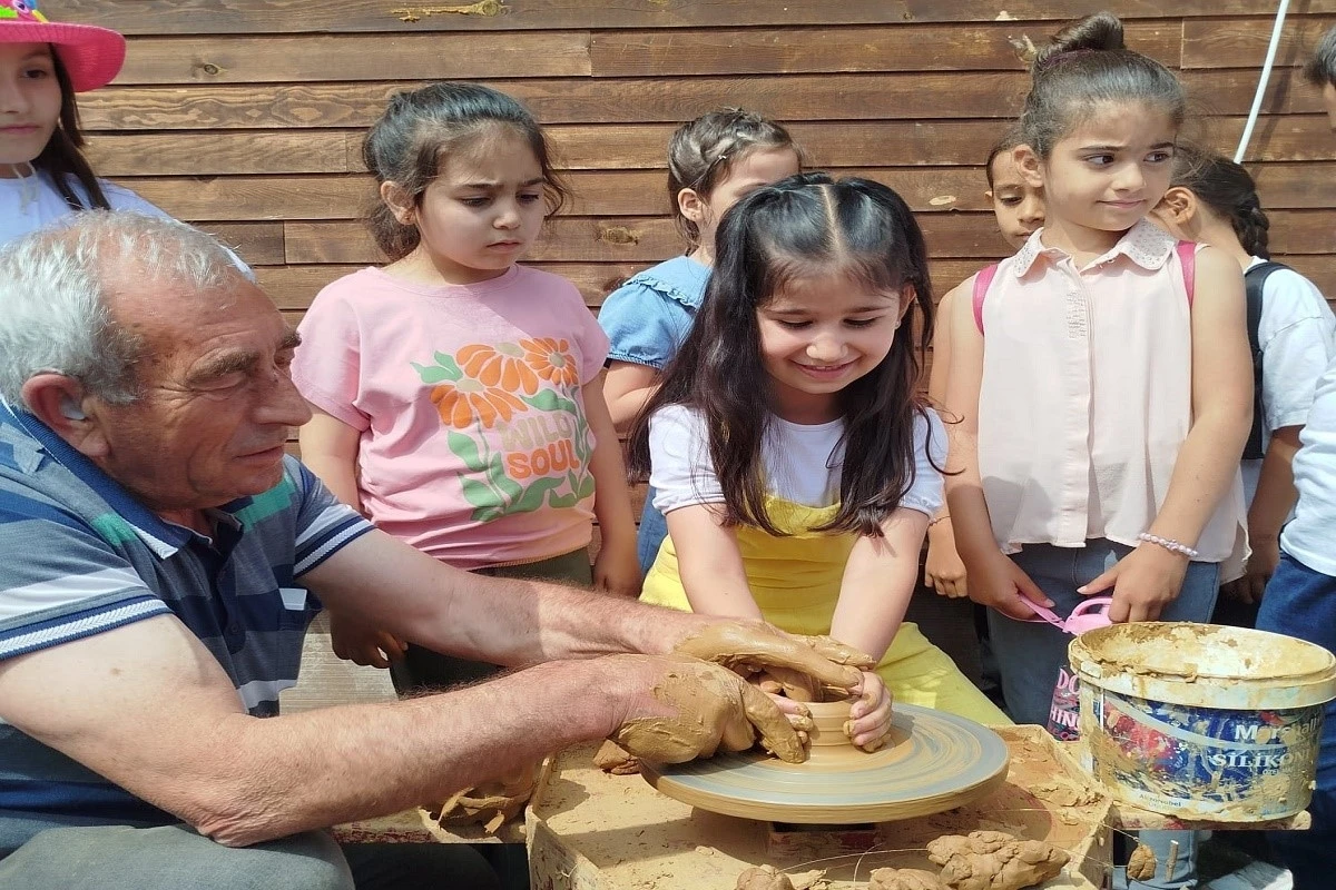 Minik eller çömlekle buluştu
