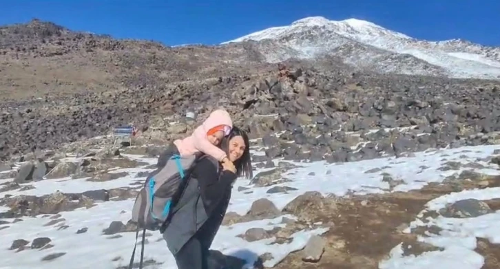 Minik Nisa annesiyle Ağrı Dağı zirvesine &ccedil;ıktı
