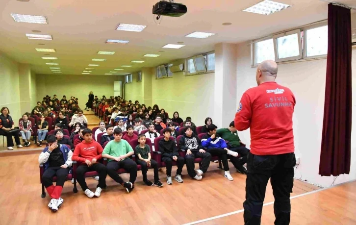 Minik &ouml;ğrenciler arama kurtarma k&ouml;peğiyle birlikte deprem tatbikatı yaptı
