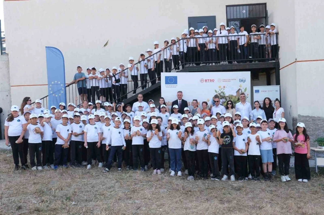 Minik &ouml;ğrenciler fide dikerek doğa bilinci kazandı
