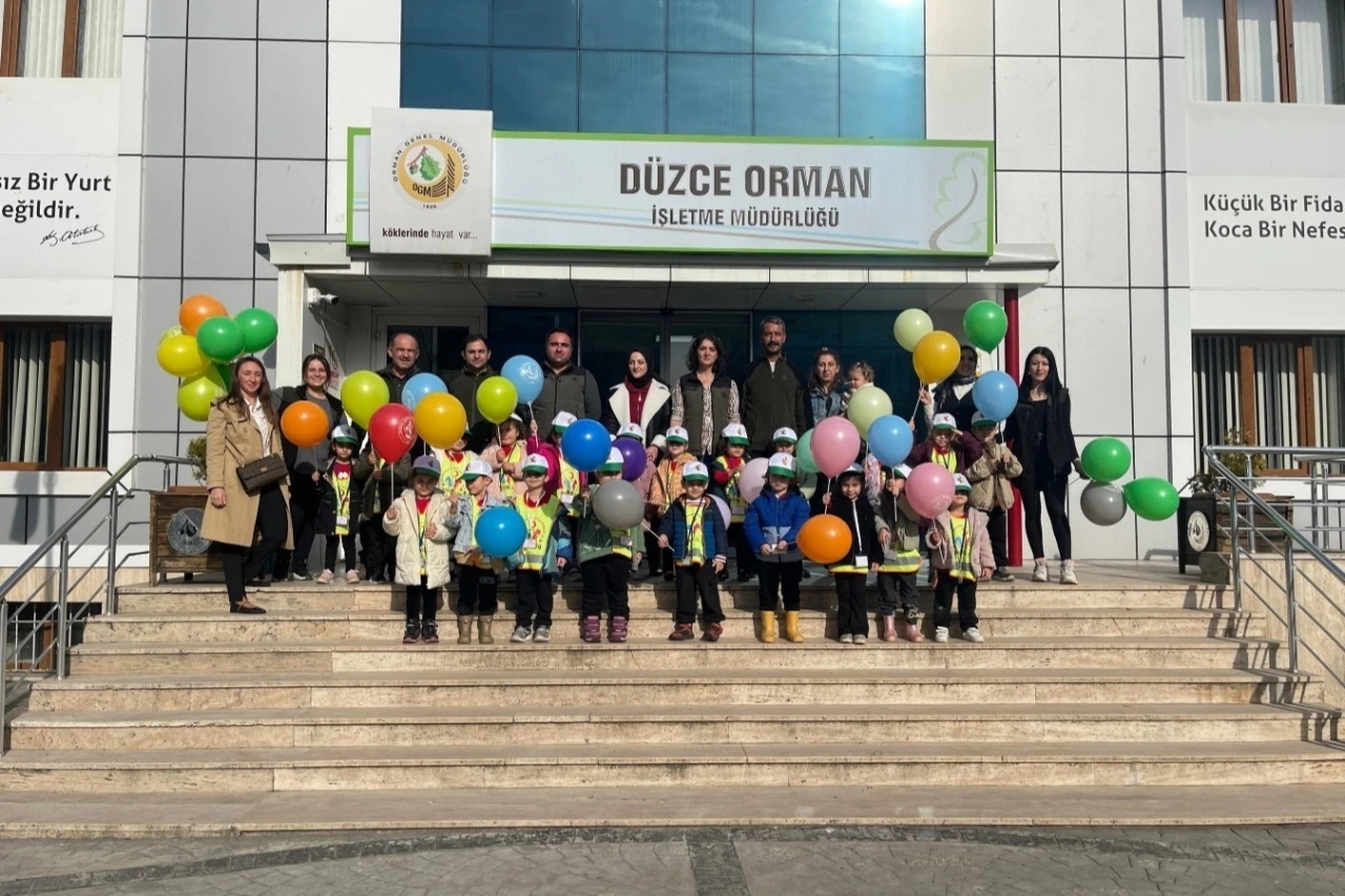 Minik öğrenciler orman ağaçları incelediler
