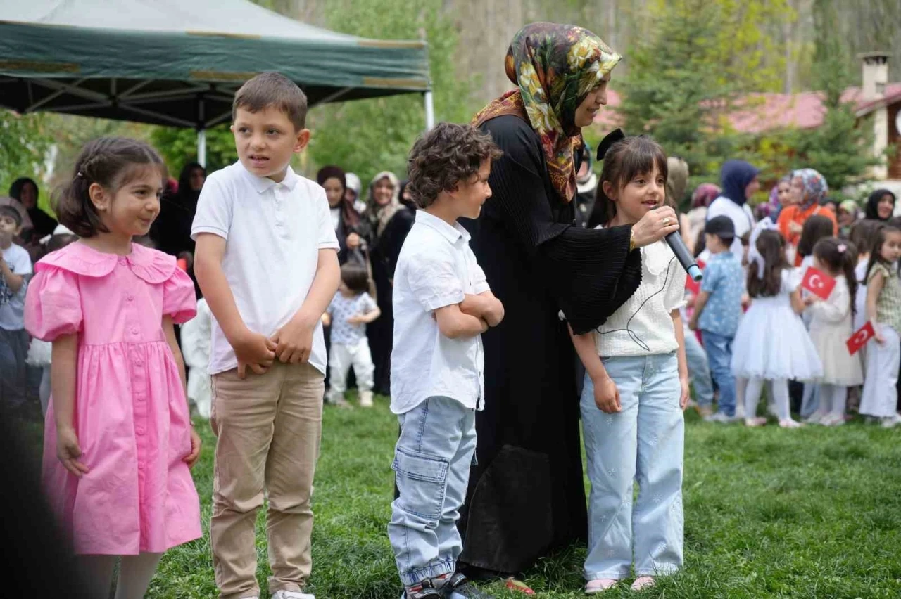 Minik öğrenciler yıl boyunca ezberledikleri duaları okuyarak hünerlerini sergilediler
