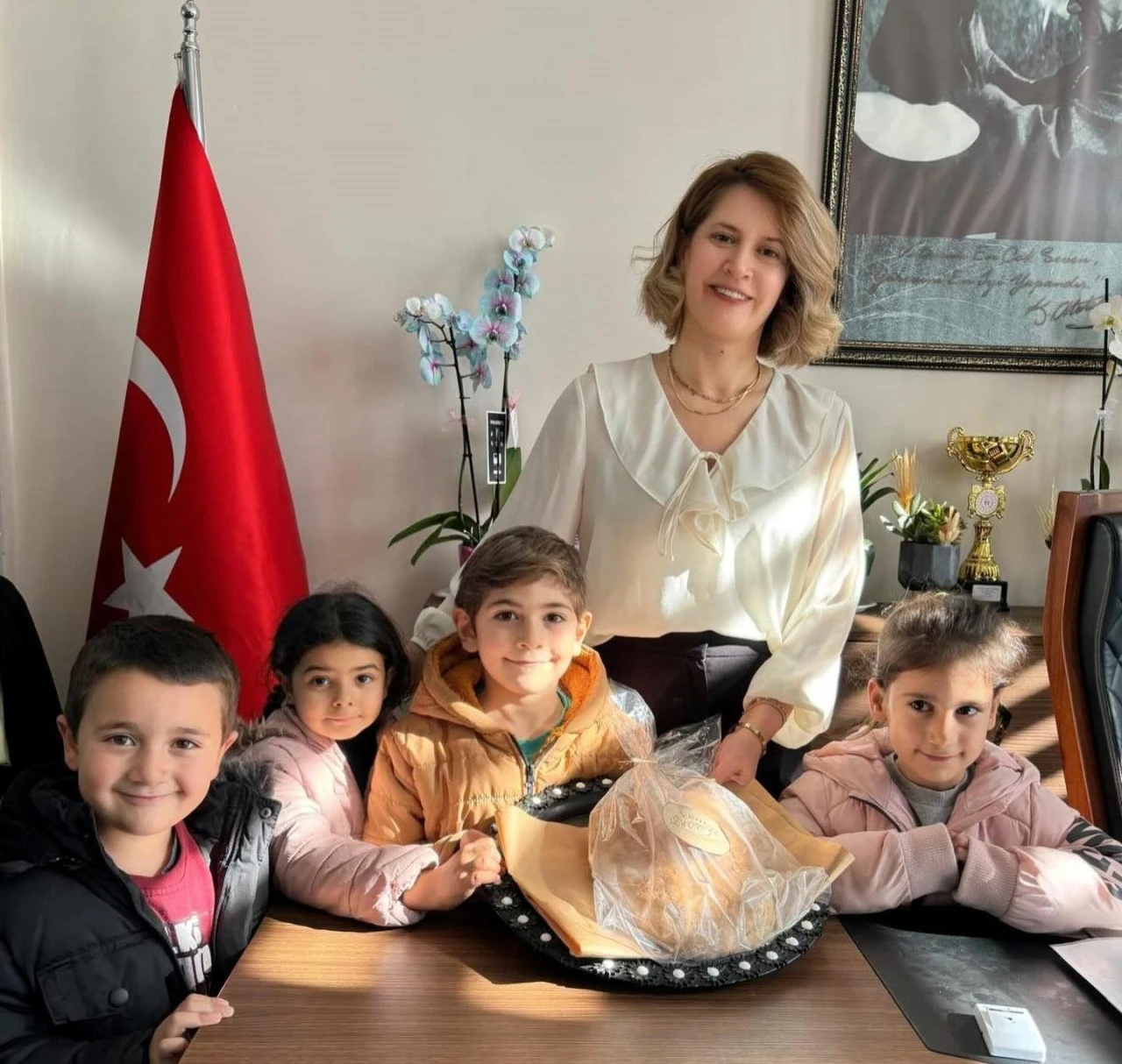 Minik öğrencilerden İlçe Milli Eğitim Müdürü’ne sıcak sürpriz
