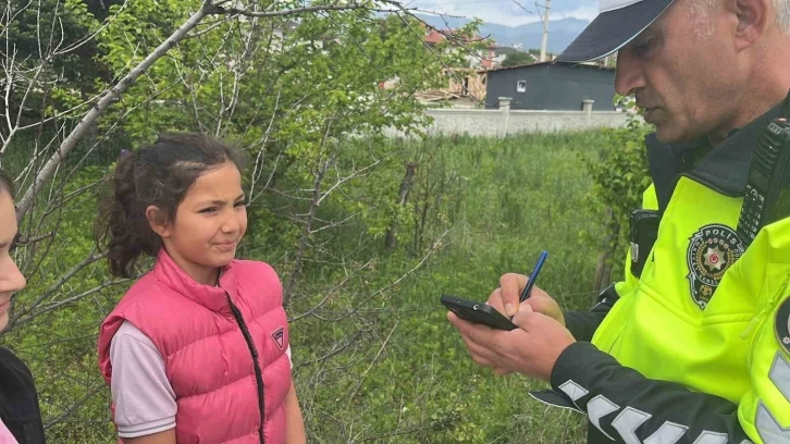 Minik öğrenciye yol vermedi, duyarlı öğrenci gereğini yaptı
