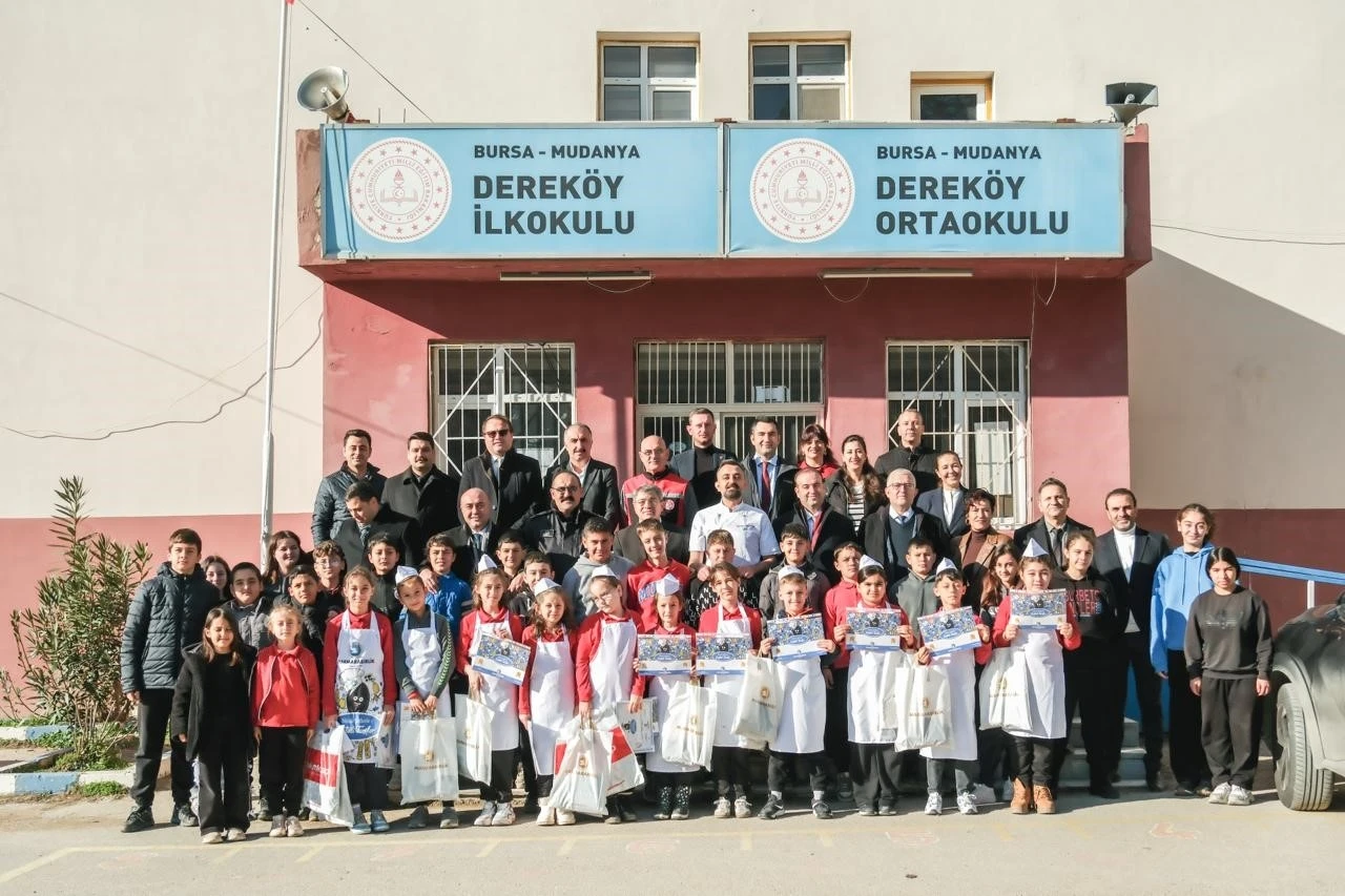 Minik Şeflerle Zeytinli Tarifler&rsquo;in ilk durağı Derek&ouml;y İlk&ouml;ğretim Okulu oldu
