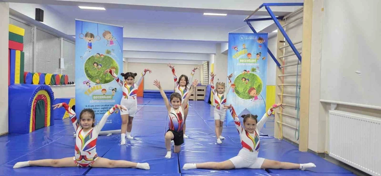 Minik sporcular eğlenerek öğreniyor
