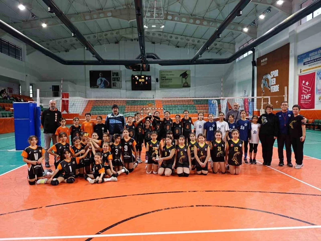 Minik voleybolcular K&ouml;yceğiz&rsquo;de buluştu
