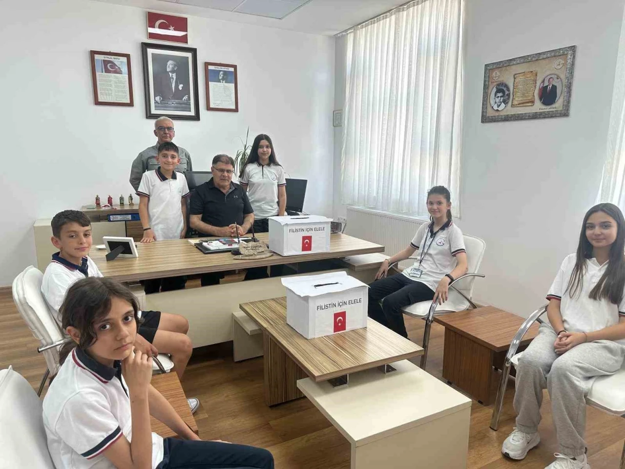 Minik yürekler harçlıklarını Gazze için topladı