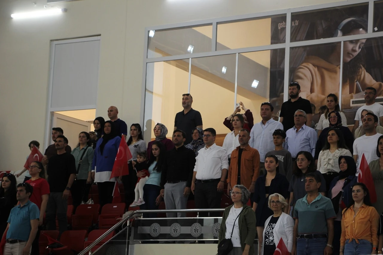 Minik yüzücülerden unutulmaz gösteri
