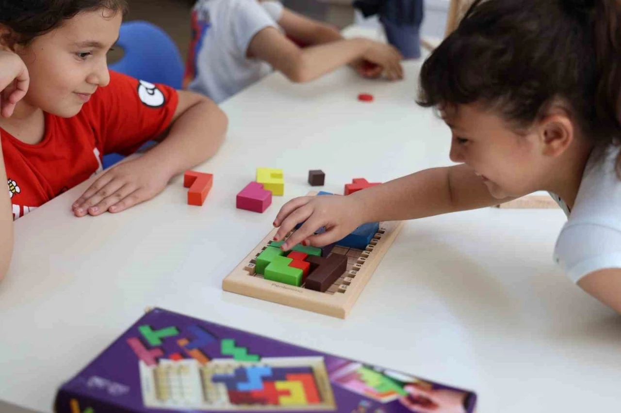 Minikler akıl oyunlarıyla hem eğleniyor hem &ouml;ğreniyorlar
