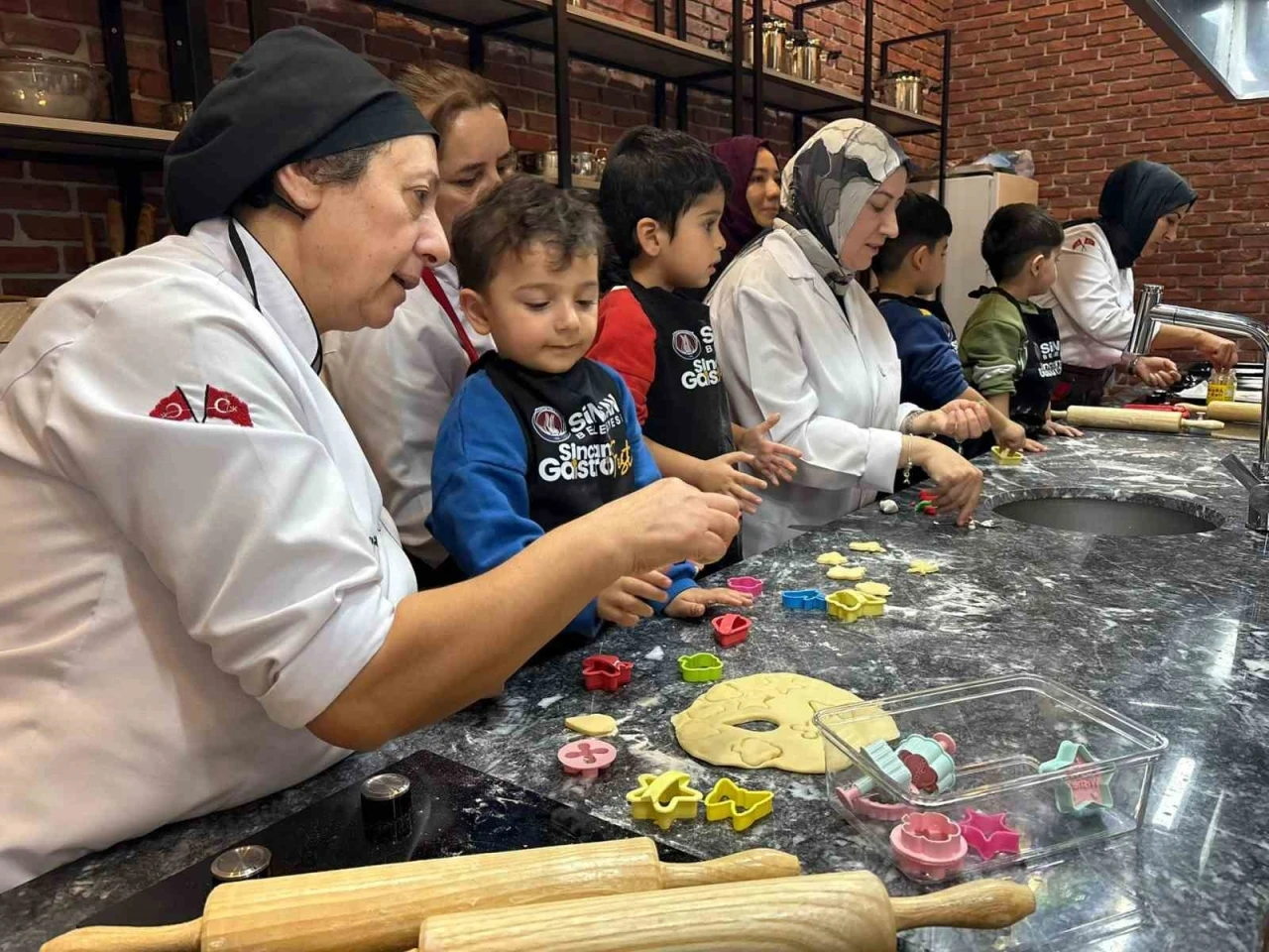 Minikler Gastro Sincan&rsquo;da kurabiye yaptı
