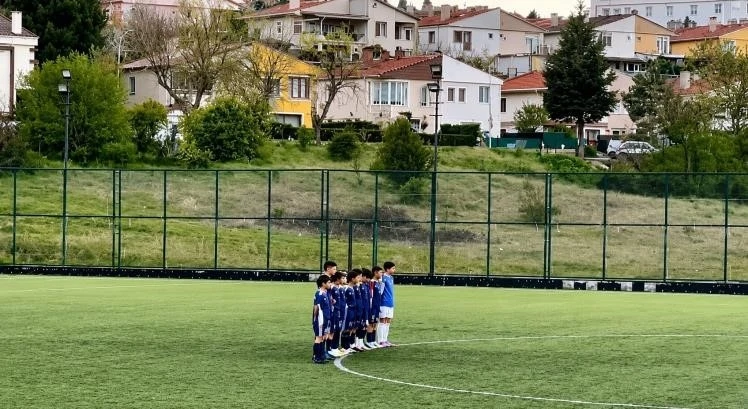 Minikler, hakemin kendilerine k&uuml;f&uuml;r ettiği iddiasıyla 1 dakika boyunca topa dokunmadı
