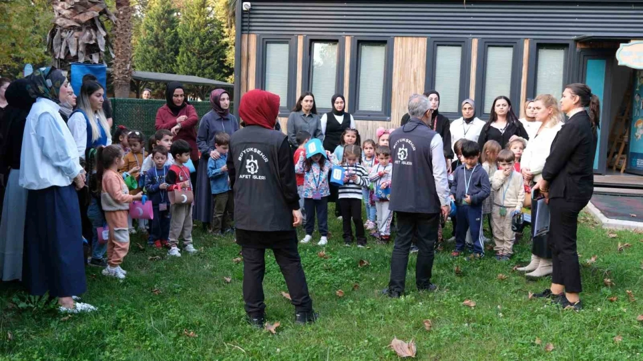 Minikler hem deprem çantası hazırladı hem &quot;çök-kapan-tutun&quot; yaptı
