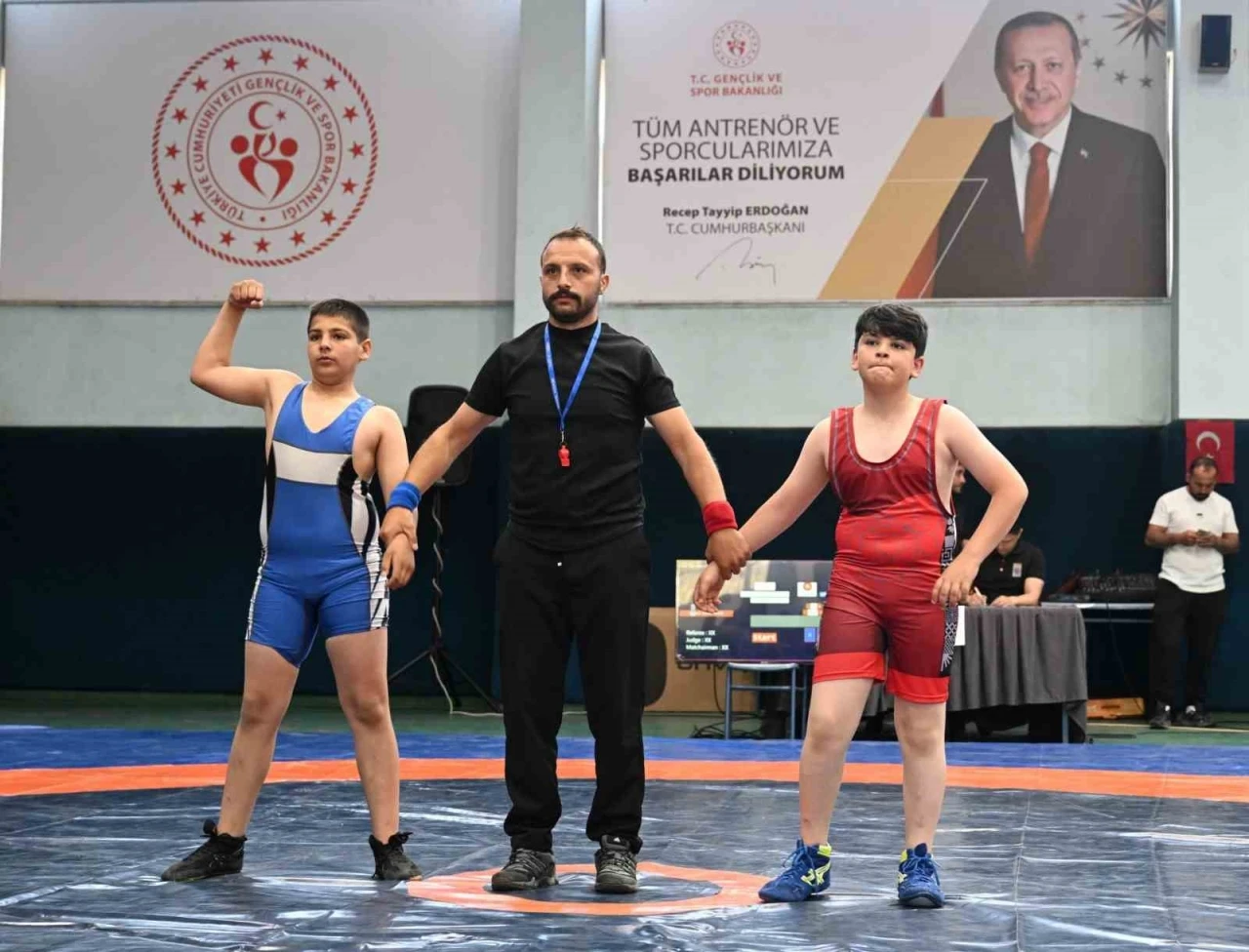Minikler minderde kozlarını paylaştı
