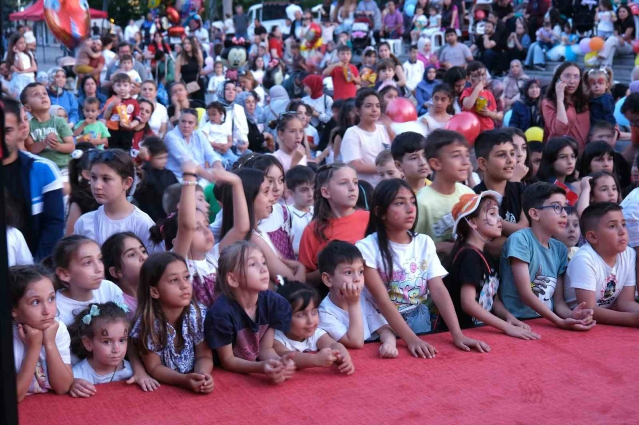 Miniklere festival tadında karne şenliği
