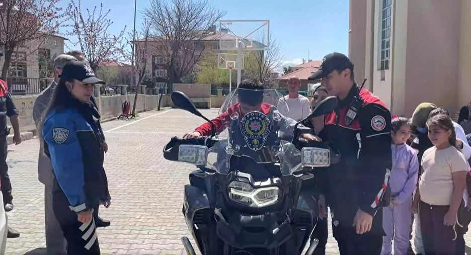 Miniklere polislik mesleği tanıtıldı
