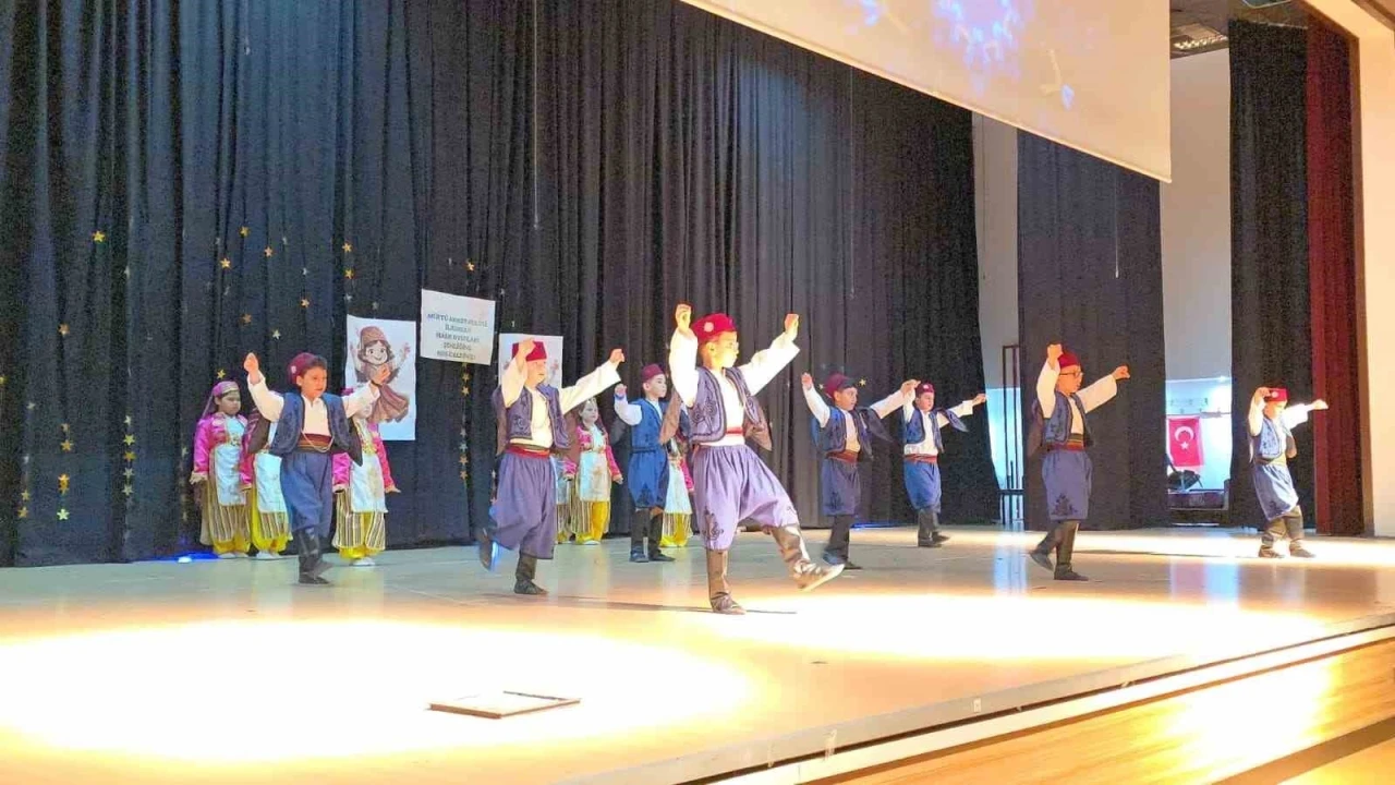 Miniklerin halk oyunları geceleri beğeni topladı
