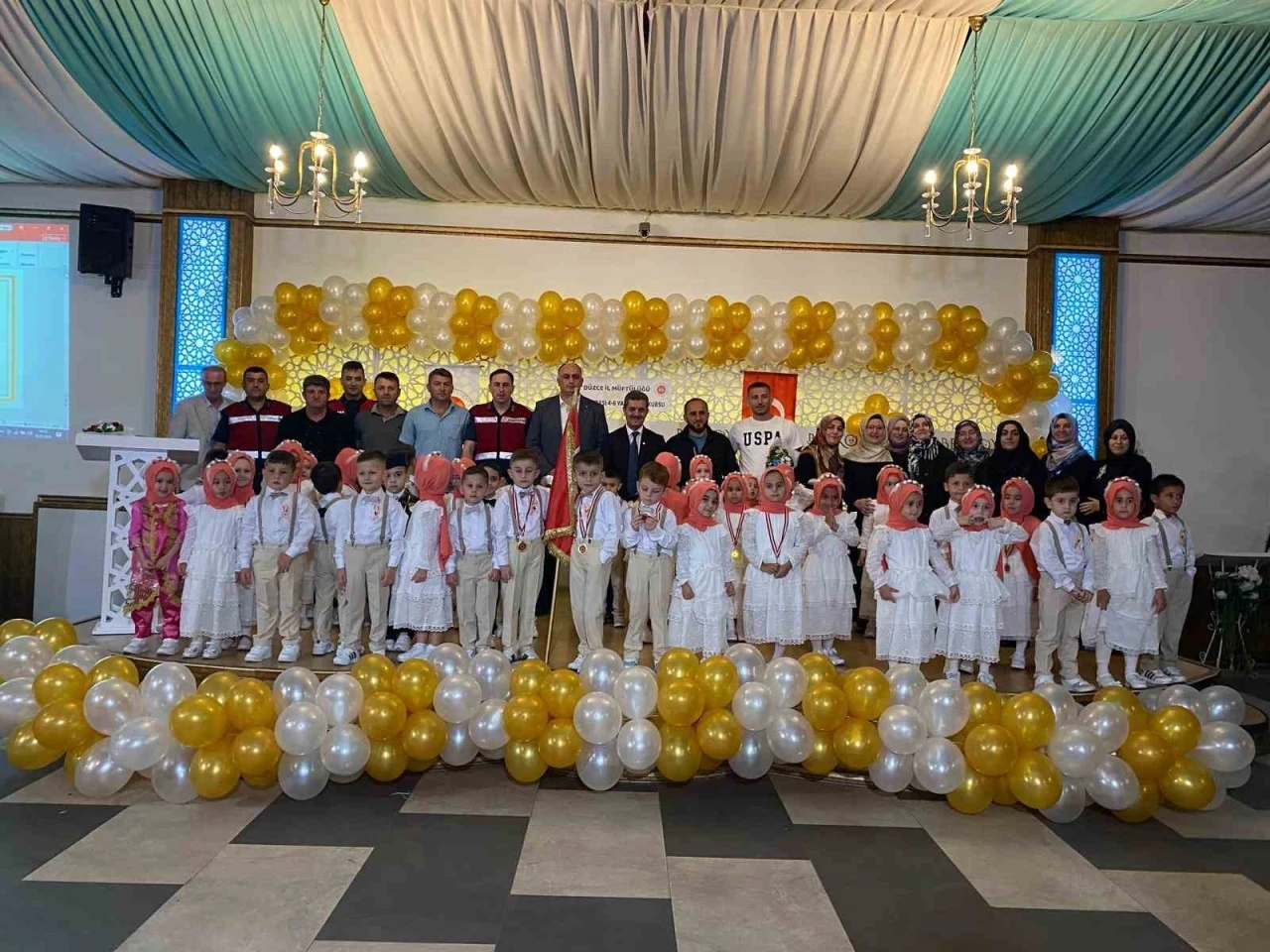 Miniklerin kapanış programı dikkat çekti

