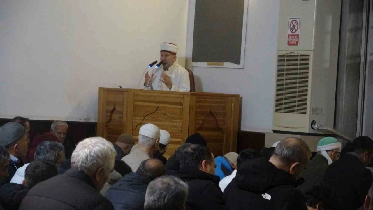 Mira&ccedil; Kandili&rsquo;nde Antalya&rsquo;da camiler doldu
