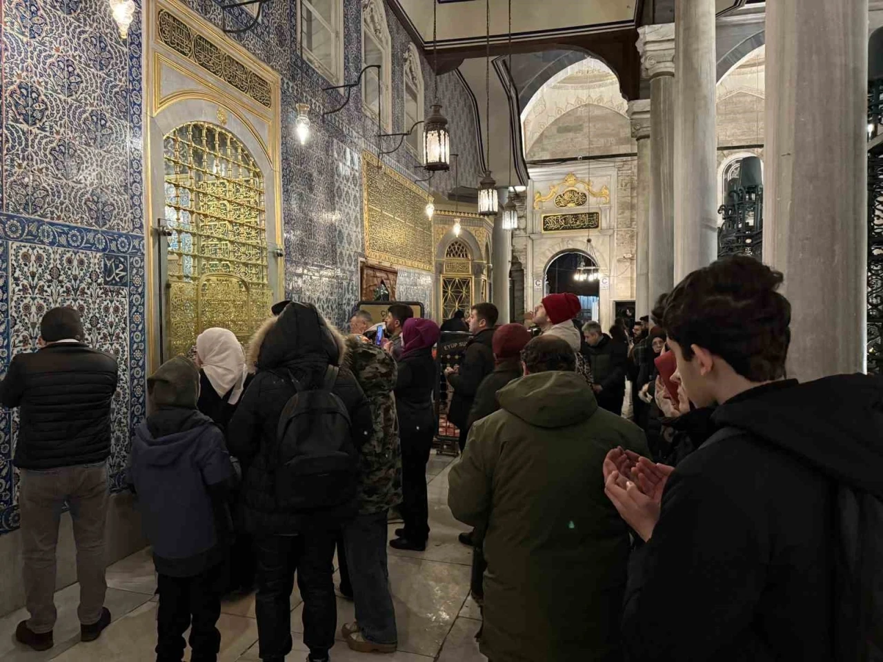 Mira&ccedil; Kandili&rsquo;nde vatandaşlar Ey&uuml;psultan Camii&rsquo;ne akın etti
