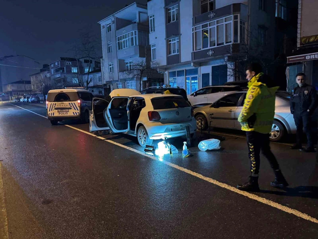 Miras kavgasında otomobil kurşunlandı
