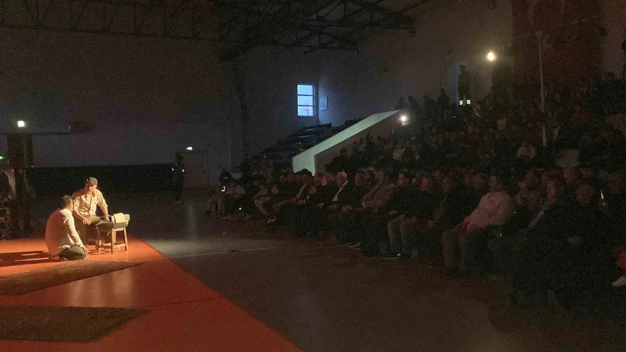 ’Misafir’ oyunu raylar yerine salonda Karslılarla buluştu
