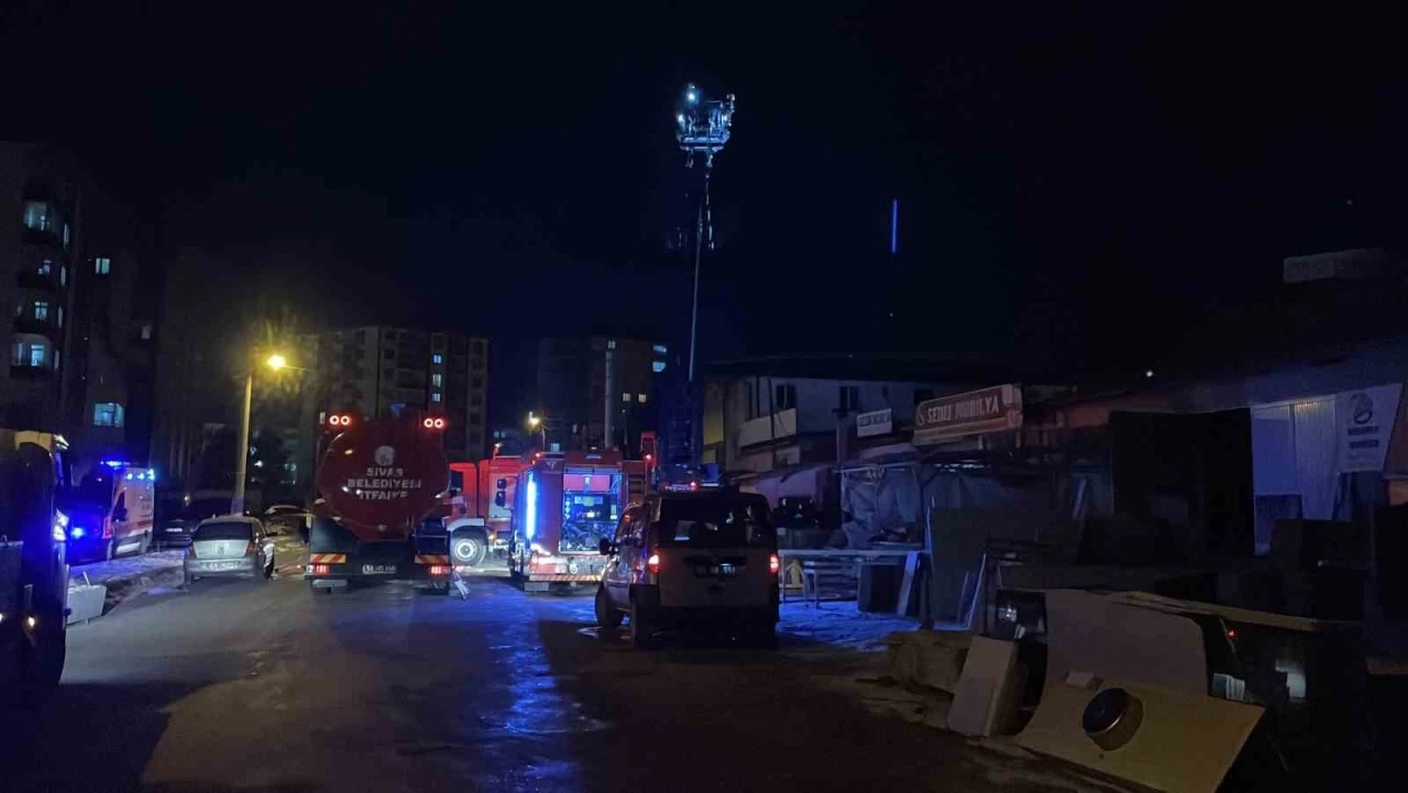 Mobilya imalathanesinde &ccedil;ıkan yangın paniğe neden oldu
