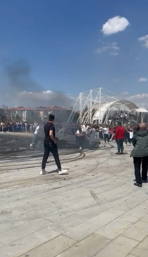 Modifiye festivalinde drift atan Tofaş alev aldı, sürücünün müdahalesiyle söndürüldü
