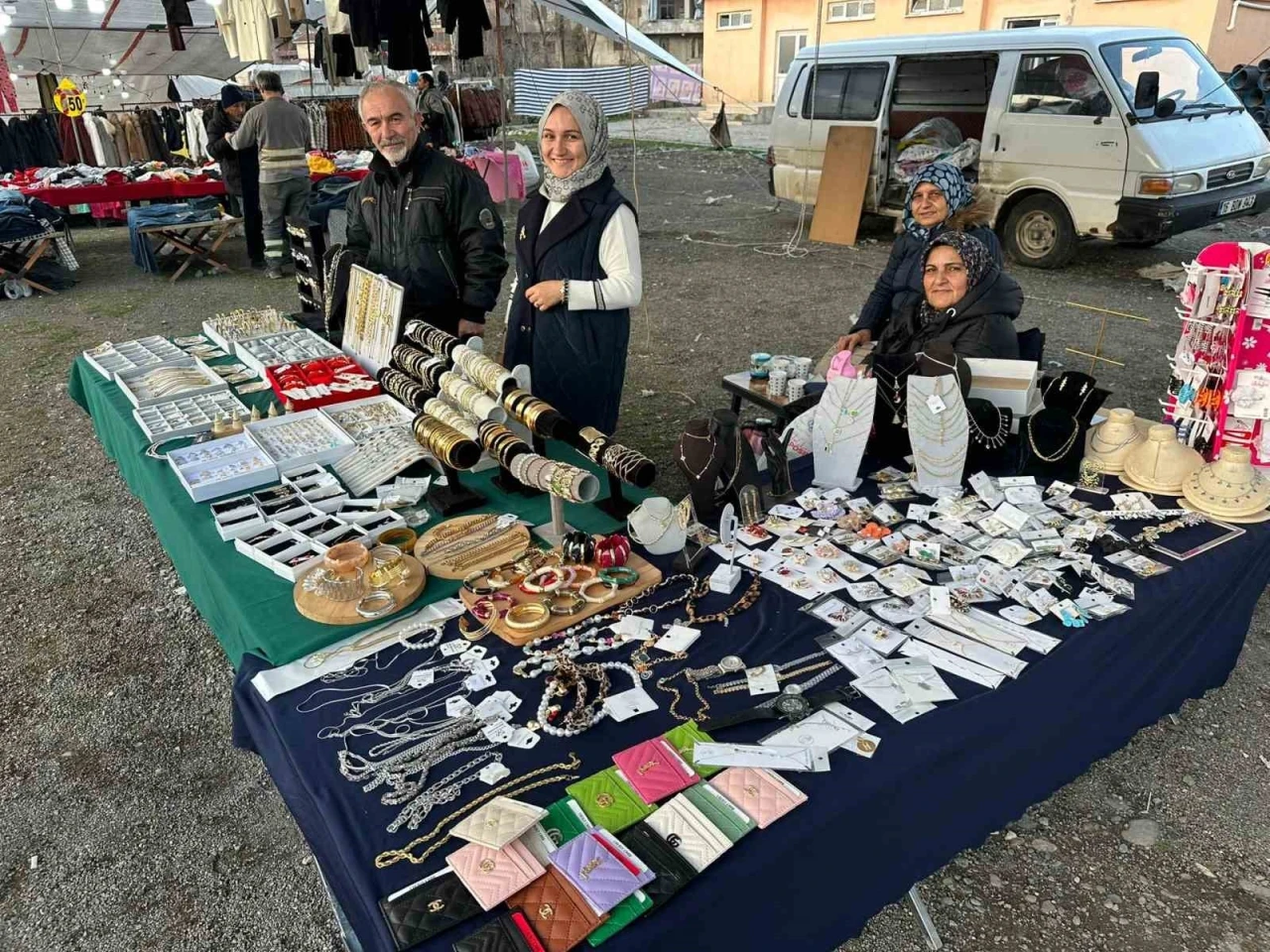 Mollabey&rsquo;de ucuzluk pazarı yoğun ilgi g&ouml;r&uuml;yor
