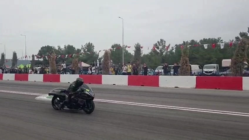 Motodrag yarışlarında bariyerlere &ccedil;arpan motosikletin s&uuml;r&uuml;c&uuml;s&uuml; yaralandı
