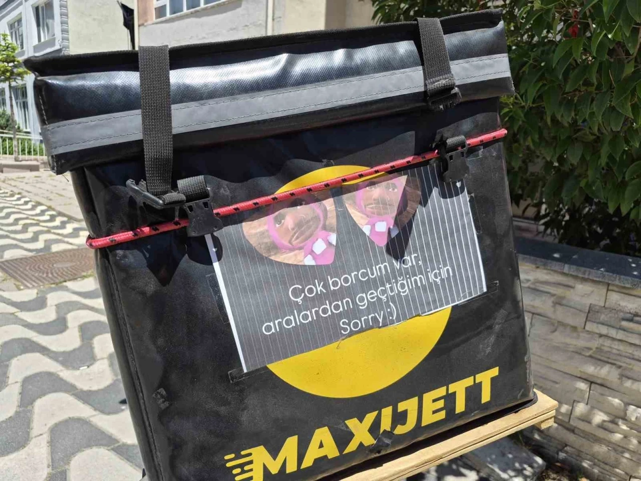 Motokuryeden g&uuml;l&uuml;mseten ve d&uuml;ş&uuml;nd&uuml;ren uyarı: "&Ccedil;ok borcum var, sorry"

