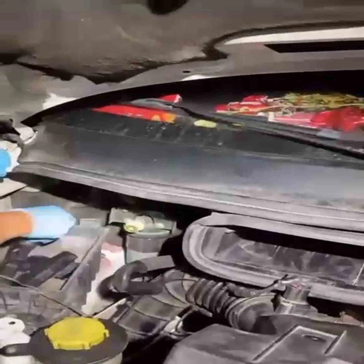 Motor kısmı başta olmak üzere her yerine silah saklanan araç polisten kaçamadı
