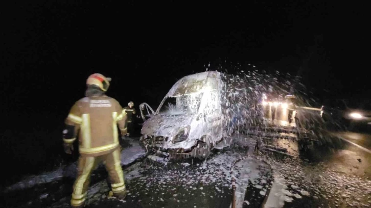 Motor kısmından &ccedil;ıkan yangın kargo aracını kullanılamaz hale getirdi
