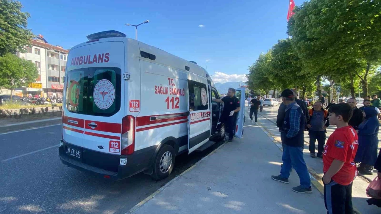 Motosiklet babaanne ile torununa çarptı: 3 yaralı
