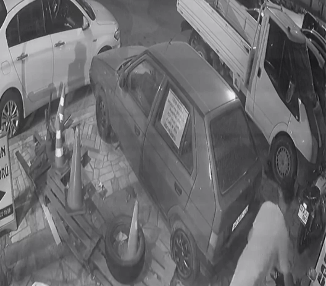 Motosiklet hırsızlığı g&uuml;venlik kamerasında
