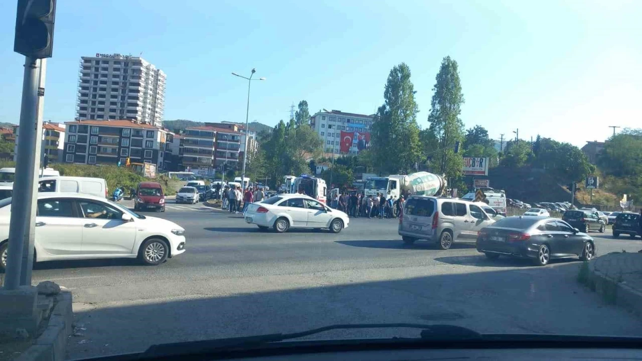 Motosiklet ile beton mikseri çarpıştı: 1 yaralı
