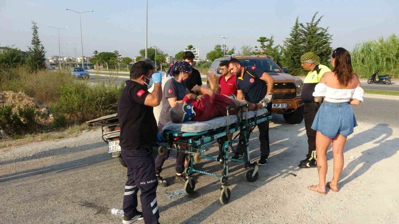 Motosiklet ile hafif ticari araç çarpıştı: 1 yaralı
