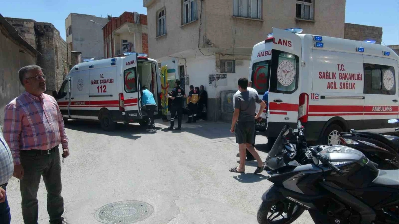 Motosiklet ile hafif ticari araç çarpıştı: 2 yaralı
