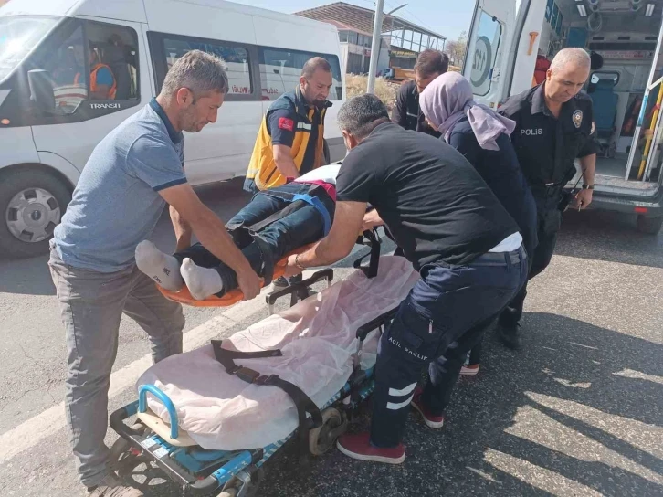 Motosiklet ile kamyon &ccedil;arpıştı: 1 yaralı
