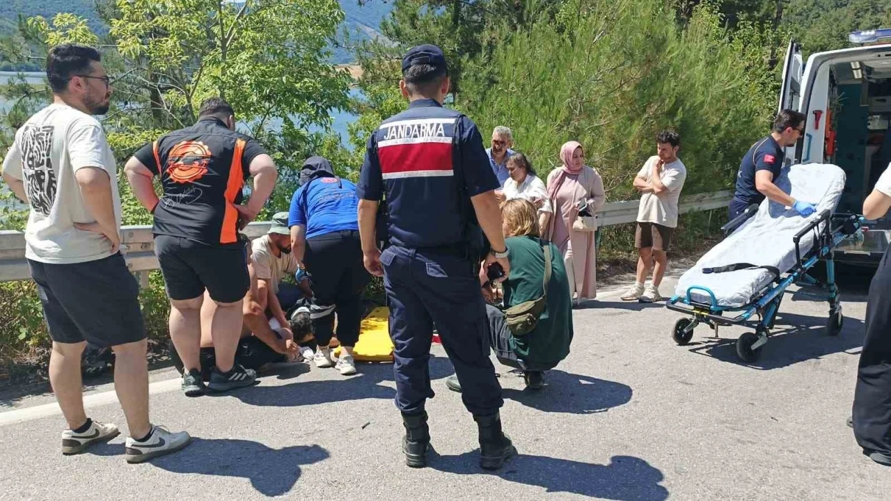 Motosiklet ile minib&uuml;s &ccedil;arpıştı: Motosiklet s&uuml;r&uuml;c&uuml;s&uuml; hayatını kaybetti
